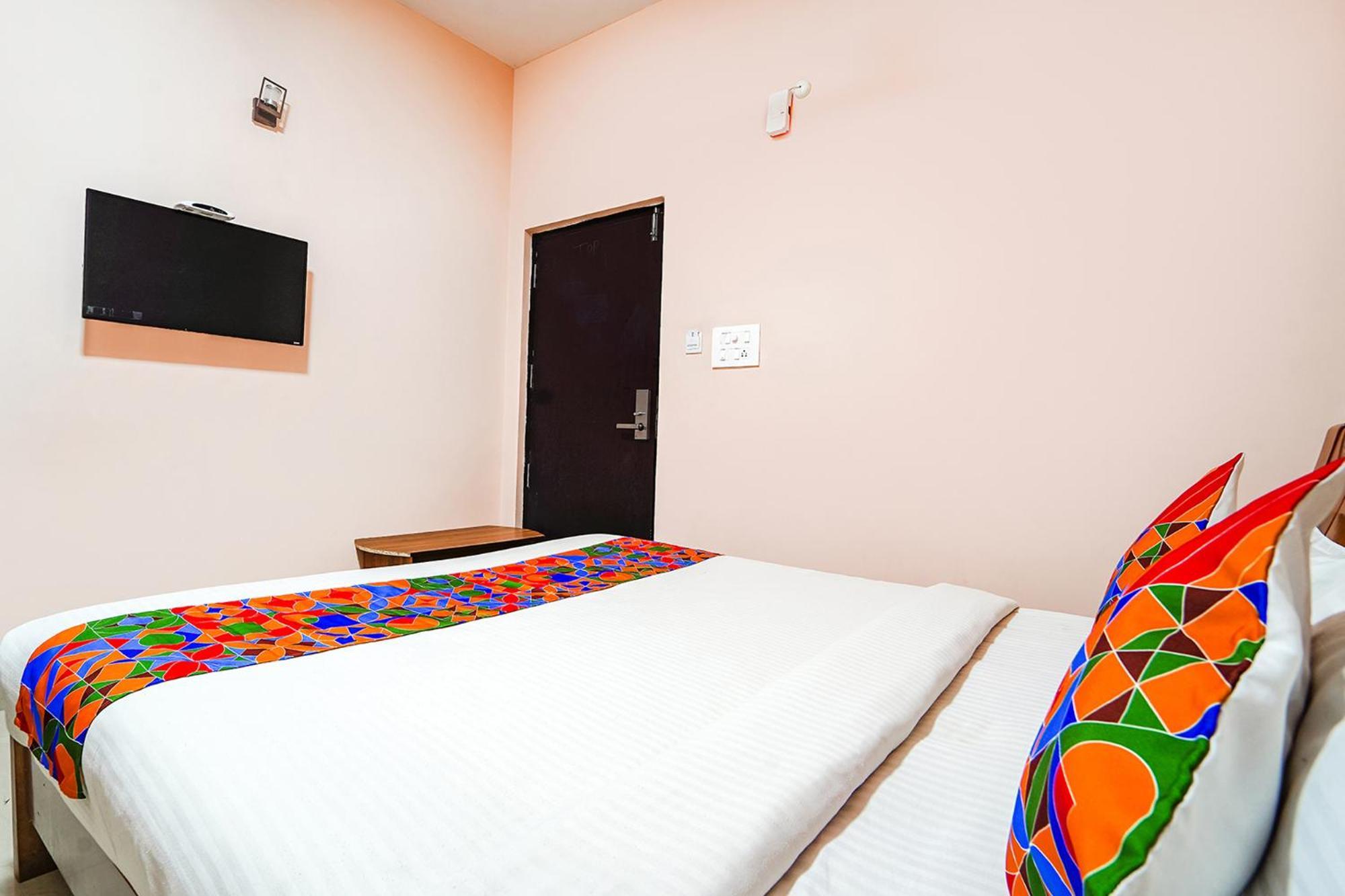 Irugur Fabexpress Uv Residency - 700M From Coimbatore International Airport מראה חיצוני תמונה